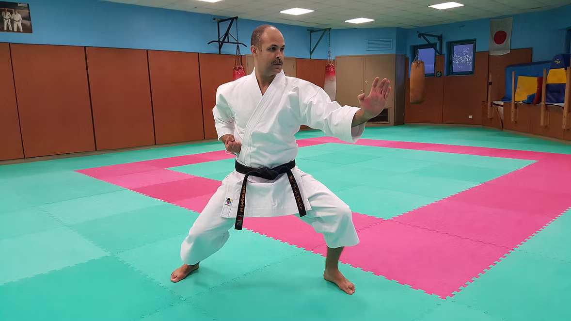 Bouziani Abdelhaq en position de kata au dojo des Cotonniers