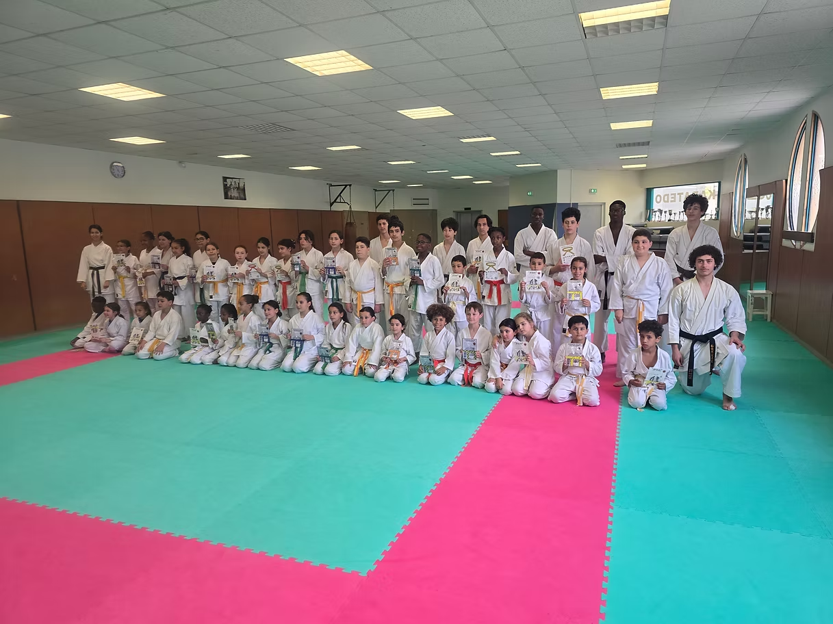 Les adhérents du Karaté Club de Rouen réunis dans le dojo