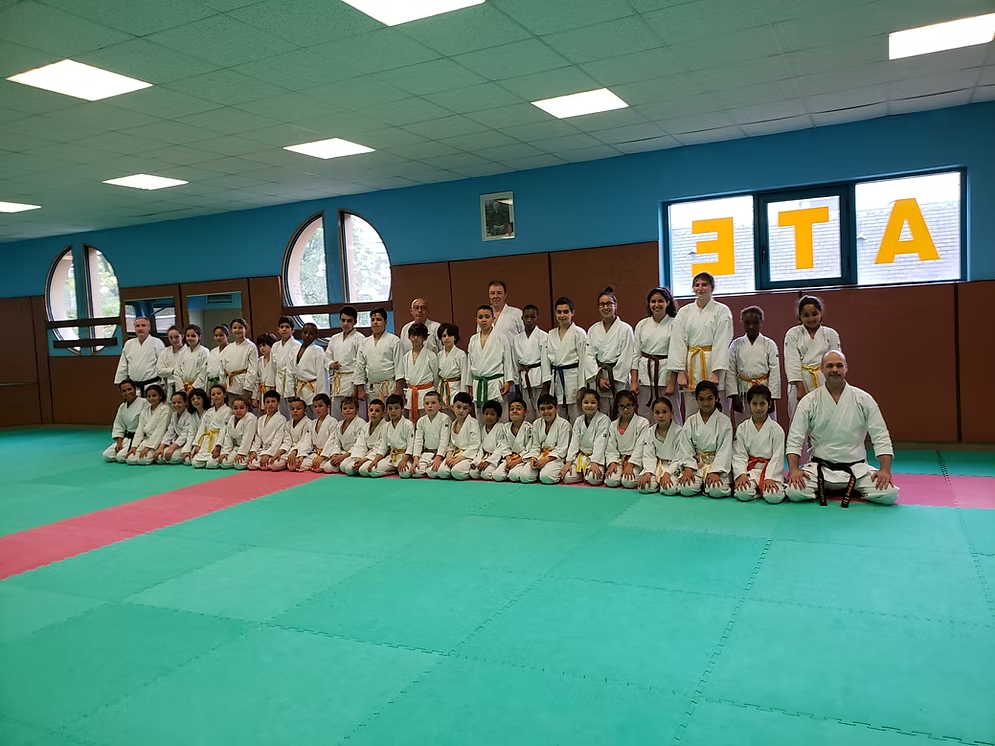 Groupe d'adhérents du club sur le tatami
